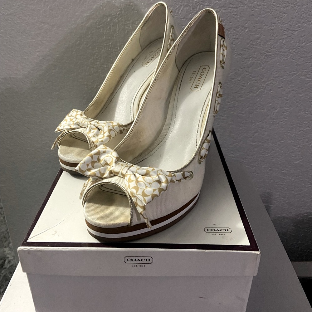 COACH- SZ:9.5M THALIA SIGNATURE WHITE WOODEN WEDGE W/ MONOGRAM COACH BOW DETAIL